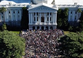 Трамп маъмуриятининг кескин қарорлари намойишларни келтириб чиқарди (фото) фото