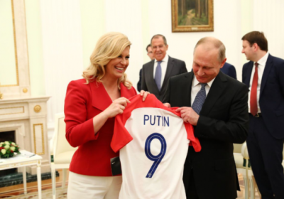 Хорватия президенти Путинга футболка совға қилди фото