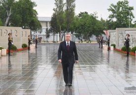 Shavkat Mirziyoyev G‘alaba bog‘iga tashrif buyurib, «Matonat madhiyasi» yodgorlik majmuasiga gul qo‘ydi фото