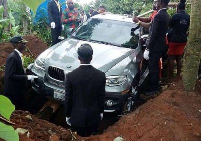Nigeriyada badavlat o‘g‘il otasini tobut o‘rniga BMW mashinasida dafn qildi фото