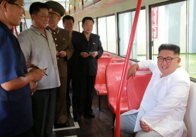 Kim Chen In zamonaviy tramvay va trolleybuslarni borib ko‘rdi фото