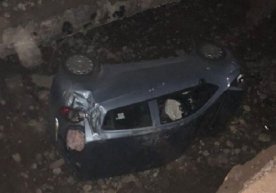 Метро қурилиши кетаётган чуқурга “Spark” автомашинаси тушиб кетди (фото) фото