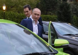 Россиянинг барча амалдорлари маҳаллий автомобилларда юриши