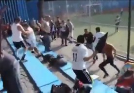 Мексикада болалар ўртасидаги футбол учрашувида оталар