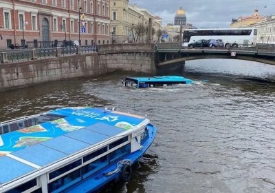 Санкт-Петербургда йўловчи автобус дарёга қулаб тушди (видео) фото