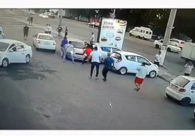 Ижтимоий тармоқларда кўчада гуруҳ бўлиб муштлашаётган