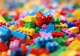 Lego компанияси яна бир бор тарихга кирди, деб Meduza