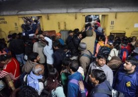 18 people were killed in a stampede at a railway station in India (video) фото