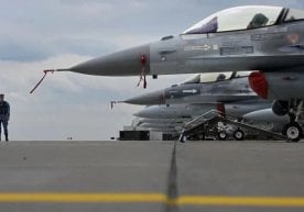 Украиналик учувчиларнинг биринчи гуруҳи F-16 қирувчиларини бошқариш бўйича ўқишни якунлади фото