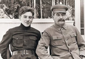 Vasiliy Stalin otasi bilan. Foto: Wikipedia Turli