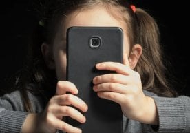 Дания ҳукумати ёшларни интернет хавфларидан ҳимоя қилиш