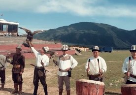 Yirtqich qushlarni qo‘lga o‘rgatuvchi qirg‘izistonlik etnosport ustasi bilan suhbat фото