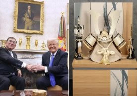 The Japanese prime minister presented Trump with a gold samurai helmet фото