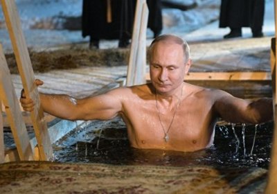 Putin Seliger ko‘lida muz o‘yig‘iga tushdi фото