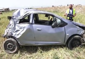 Jizzaxda Spark yo‘ldan 100 metr nariga uchib tushdi, haydovchi esa oynadan otilib ketgan (video) фото