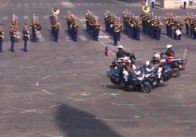 Франция президенти кўз ўнгида 2 мотоциклчи тўқнашиб кетди (видео) фото