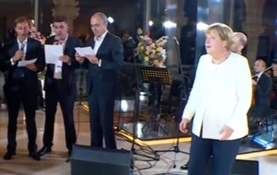 Ангела Меркел Грузияда яхши кўрган қўшиғини айтиб берди (видео) фото