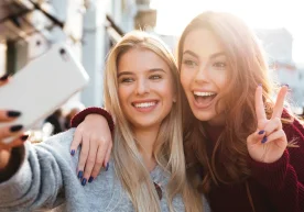 Selfies mit sichtbaren Fingern können gefährlich sein.