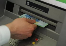 Бугунги кунда фуқаролар пластик карталаридаги пулларни