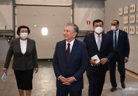 Шавкат Мирзиёев вакцина ишлаб чиқарилиши кутилаётган Jurabek Laboratories қўшма корхонаси фаолияти билан танишди фото