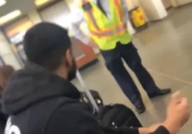 Канаданинг Via Rail компанияси ишчиси Оттавадаги темир йўл
