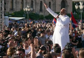 Ереванда минглаб намойишчилар Пашинян истеъфосини талаб қилди фото