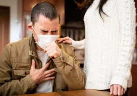 Foto: Cosmopolitan Koronavirus aniqlangan odam bilan bir
