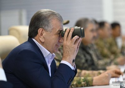 Shavkat Mirziyoyev “Termiz” dala o‘quv maydonida qo‘shinlarning taktik o‘quv mashg‘ulotlarini kuzatdi фото
