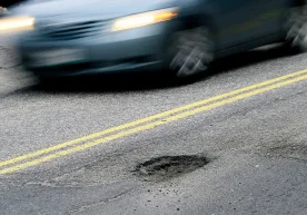 Schlaglöcher sind ein ernstes Problem für Autofahrer und