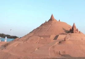 Ҳиндистонда қумдан дунёдаги энг баланд қум қасри қурилди.