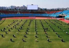 Abituriyentlarga ruchka, suv, antiseptik vositalar, qo‘lqop, niqob va bosh kiyim bepul beriladi фото