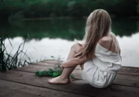 Янги келган ёшгина Гули исмли қиз хона тўрида