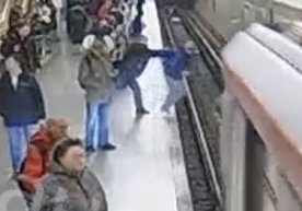 Moskva metrosida erkak 15 yoshli bolani poyezd tagiga itarib yubordi (video) фото
