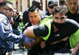 АҚШда Ғазодаги урушга қарши намойишда қатнашган юзлаб талабалар ҳибсга олинди фото