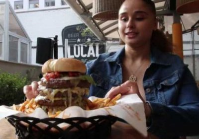 Nyu-Yorkdagi restoran xodimasi aldov yo‘li bilan RT uchun «Putinburger» haqida syujet tasvirga oldi (video) фото