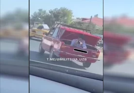 Самарқандда тасвирчини ҳаракатланаётган «Жигули»