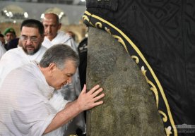 Shavkat Mirziyoyev Ka’bani tozaladi фото