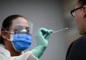 Коронавирусда иссиқ чиқмаслиги ҳам мумкинми, фақат томоқ