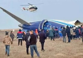 Aqtaudagi halokatda omon qolgan yo‘lovchi: “Uchuvchiga rahmat, u bizni manyovrlari bilan qutqardi” фото