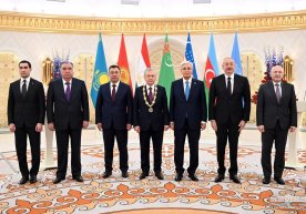 Shavkat Mirziyoyev Markaziy Osiyo davlatlari rahbarlarining Faxriy nishoni bilan taqdirlandi фото