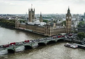 Global isish tufayli London kuchli suv toshqini ostida
