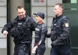 Fransiyalik «o‘rgimchak-odam» pensiya islohotiga norozilik sifatida 187 metrlik binoga ko‘tarildi фото
