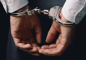 Юридик университетига киритиб қўйишни ваъда қилиб, бунинг