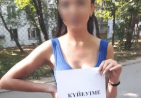 Олмаотадаги истироҳат боғларидан бирида қўлида плакат