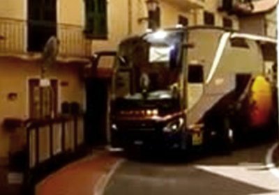 Ҳайдовчи автобусни тор кўчада моҳирона бошқарди (видео) фото