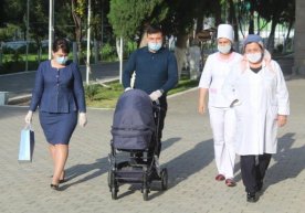 Onasi tug‘ruqxonaga vertolyotda yetib olgan dehqonobodlik chaqaloqqa viloyat hokimi sovg‘asi topshirildi фото