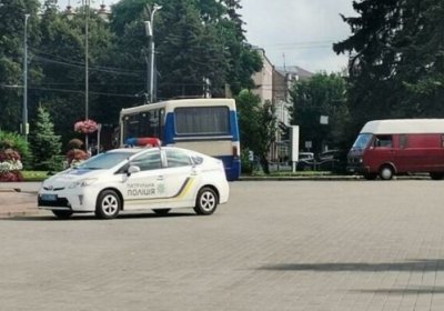 Украинада номаълум шахс ичида йўловчилари бўлган автобусни гаровга олди фото