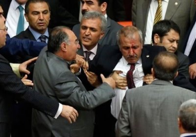 Туркия парламенти депутатлари мажлисда муштлашишди фото