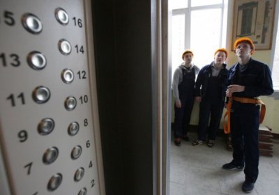 Москвада 6 кишилик лифт пастга қулади фото