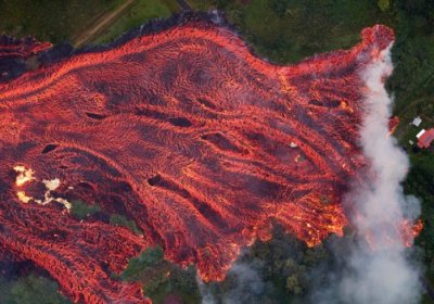 Гавайядаги лава оқими Тинч океангача етиб келди (видео) фото